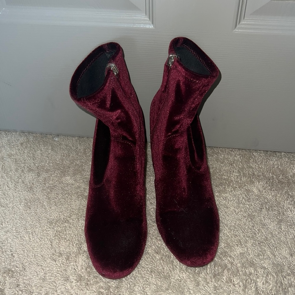 Beautiful velvet Steve Madden boots size 8